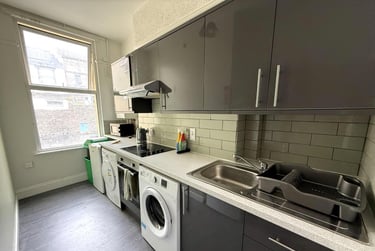 2 bed flat, Beaumont Road, Flat 2, St Judes, Plymouth, PL49BW - Image 1
